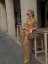 camel široké nohavice na žene s lesklou košeľou v elegantnom outfite