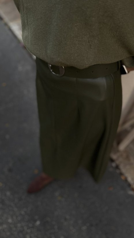 Olivovozelená koženková midi sukňa Imperial s opaskom v elegantnom A-line strihu.
