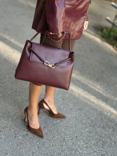 Burgundy kožená kabelka so zlatou sponou a prepletaným detailom, elegantný taliansky dizajn. Burgundy kožená kabelka so zlatou sponou a prepletaným detailom, elegantný taliansky dizajn.