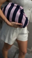 Ružová pruhovaná letná kabelka s tmavomodrými pásmi do ruky