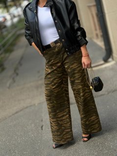Zelené rifle Army Style v odtieni militare so širším strihom na modelke. Zelené rifle Army Style v odtieni militare so širším strihom na modelke.