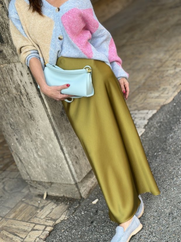 pistáciová saténová maxi sukňa na žene v elegantnom mestskom outfite