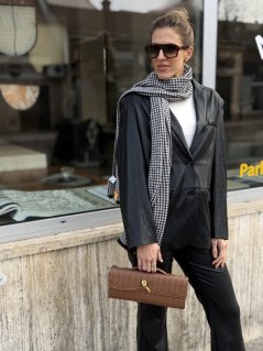 Čierny blazer s jemným leskom v modernom mestskom štýle