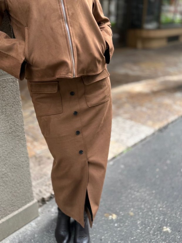 Hnedá dámska koženková bunda z brúseného materiálu so zapínaním na zips
