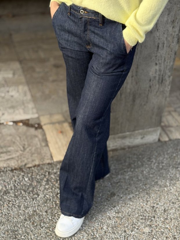 Tmavomodré dámske rifle dark denim s elastickým denimom a klasickým rovným strihom