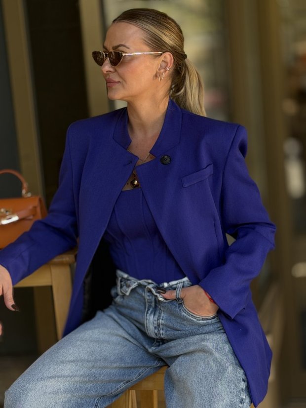 Modré sako Milano Viola s predĺženým strihom a štruktúrovanými ramenami na modelke.