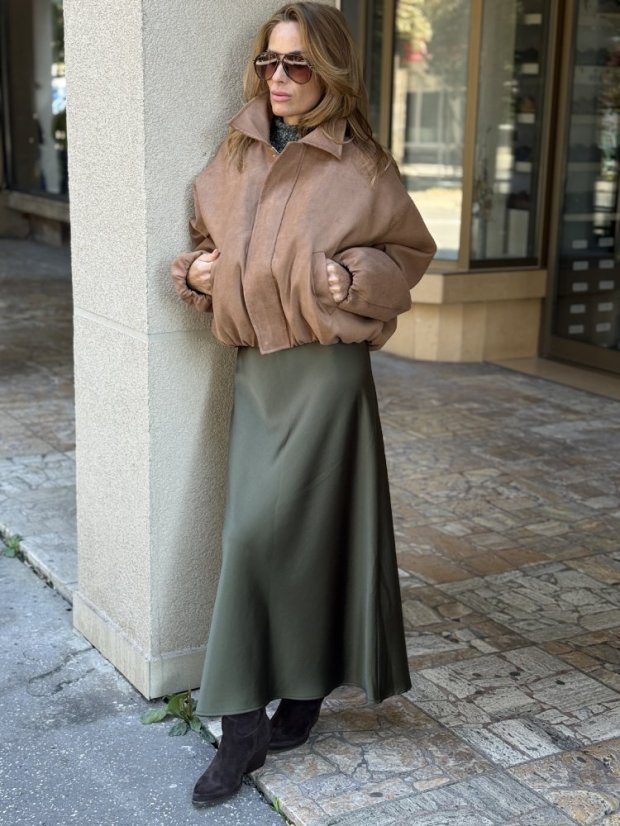 Karamelová bunda z brúsenej kože s golierom a elastickými lemami – elegantný jesenný outfit
