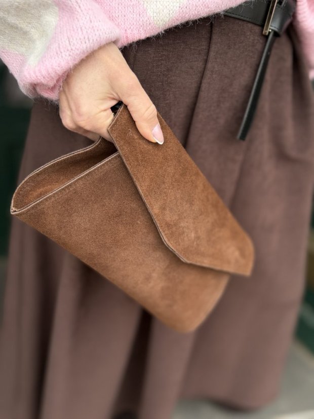 Hnedá kabelka z brúsenej kože s minimalistickým elegantným dizajnom