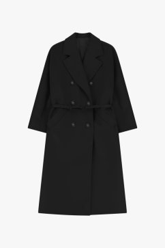 Čierny kabát s opaskom, výraznými klopami a dlhším strihom. Elegantný taliansky model