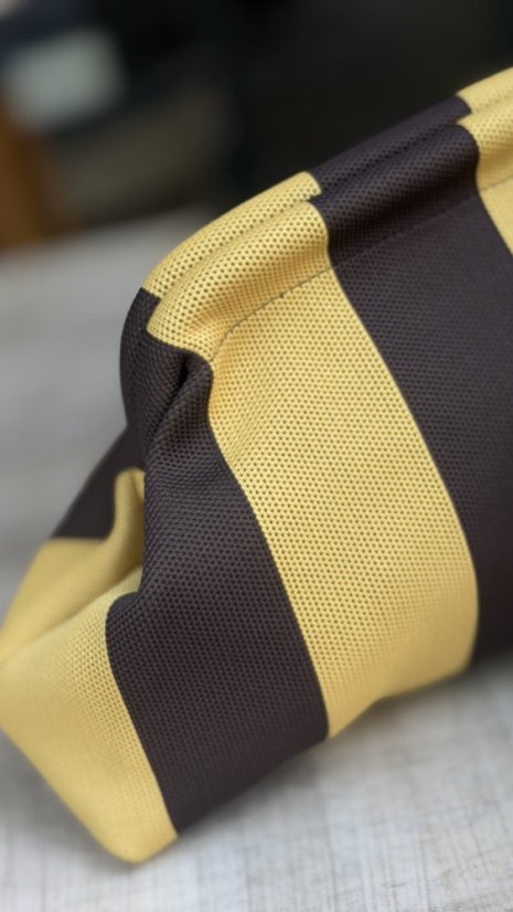 Horčicovo čokoládová pruhovaná letná kabelka clutch do ruky
