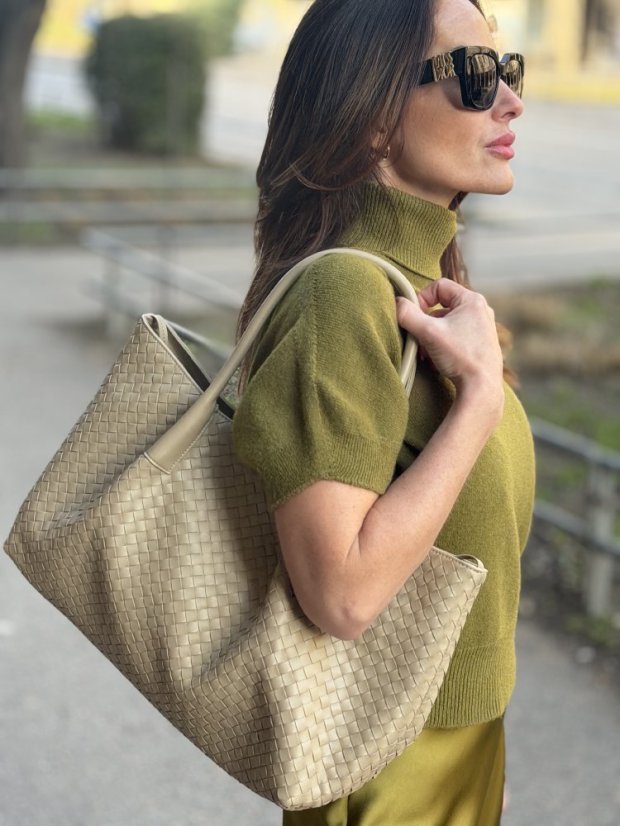 béžová shopper kabelka s prepletanou textúrou na ramene ženy