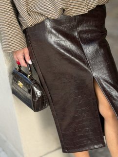 Sukňa Croco moro v tmavohnedom odtieni s krokodílou textúrou. Elegantný midi strih