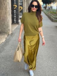 pistáciová saténová maxi sukňa na žene v elegantnom mestskom outfite