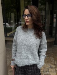 Bledošedý sveter s jemným lemom z mäkkého materiálu, elegantný ženský štýl.