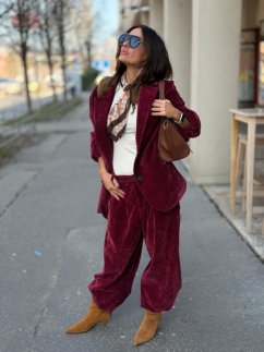 burgundy dámsky menčestrový kostým s oversize sakom v mestskom outfite