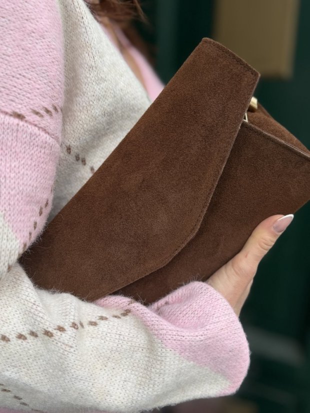 Hnedá kabelka z brúsenej kože s minimalistickým elegantným dizajnom