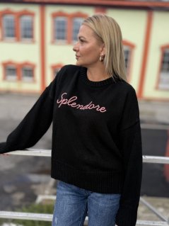 čierny oversize sveter s nápisom a dlhým rukávom