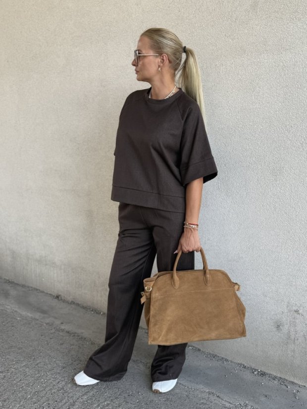 Hnedý dámsky oversize top s krátkym rukávom a jemným leskom, ideálny pre elegantné aj ležérne outfity