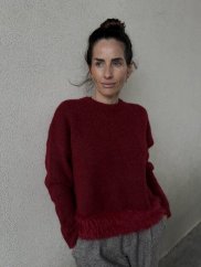 bordový sveter s jemným chĺpkovým lemom a voľným strihom v elegantnom zimnom štýle