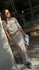 béžová košeľa s krátkym rukávom a gombíkmi v elegantnom ženskom outfite béžová košeľa s krátkym rukávom a gombíkmi v elegantnom ženskom outfite