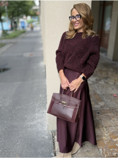 Saténová maxi sukňa Imperial v bordovej farbe, elegantný taliansky dizajn so splývavým strihom a luxusným leskom pre jesenný outfit.