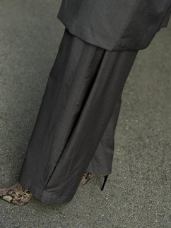 Sivé široké nohavice Mercy s vysokým pásom, skladmi a elegantným padavým strihom. Sivé široké nohavice Mercy s vysokým pásom, skladmi a elegantným padavým strihom.
