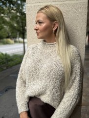 Béžový dámsky plyšový sveter s dlhým rukávom a jemným stojačikom, mäkký a hrejivý materiál