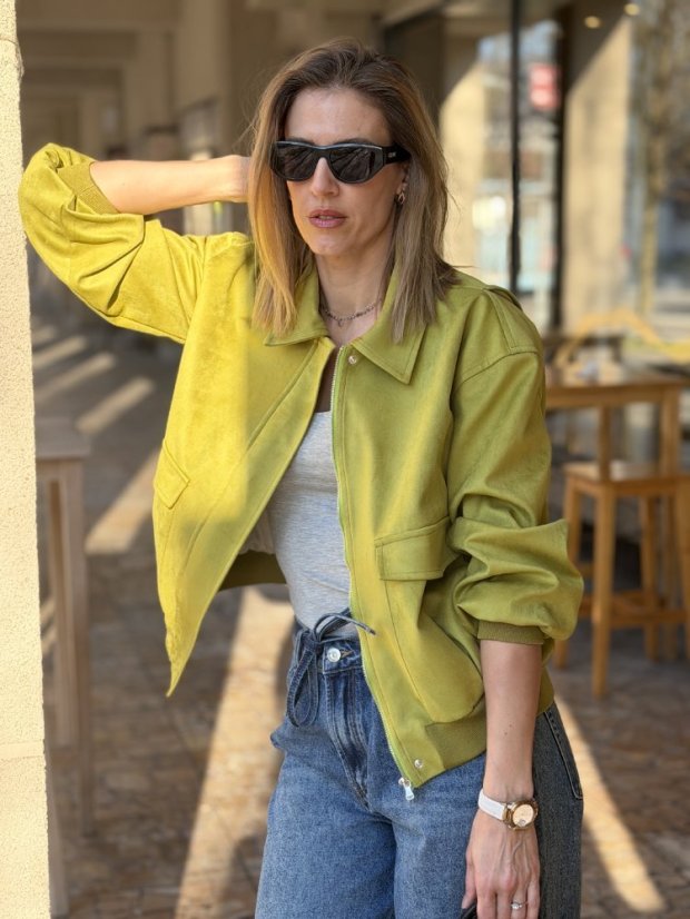 Pistáciová dámska bomber bunda z brúseného materiálu s elastickými rukávmi a moderným strihom