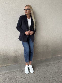Tmavomodré manšestrové sako – hebký materiál s jemným leskom a elegantným strihom Tmavomodré manšestrové sako – hebký materiál s jemným leskom a elegantným strihom