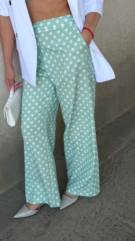 mint široké nohavice s bielymi bodkami vo vzdušnom elegantnom outfite