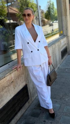 biele široké nohavice s mašľou v páse v elegantnom letnom outfite