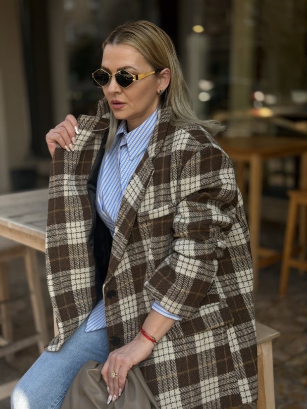 Hnedé oversized karo sako v krémovo-hnedých tónoch na žene v jesennom outfite.
