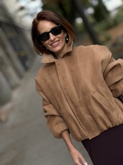 Karamelová bunda z brúsenej kože s golierom a elastickými lemami – elegantný jesenný outfit