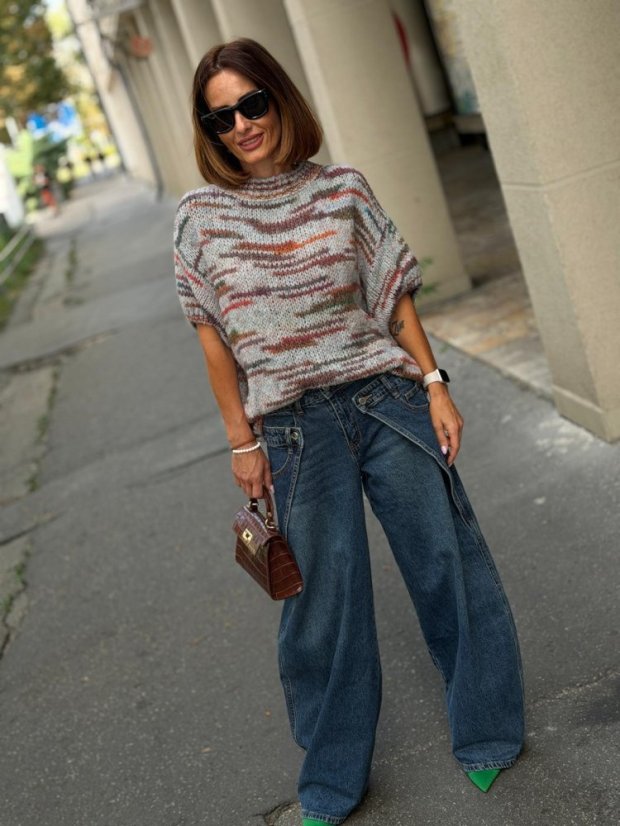 Dámske modré wide leg rifle Relaxed Cargo s voľným strihom, originálnym pásom a kovovými gombíkmi.