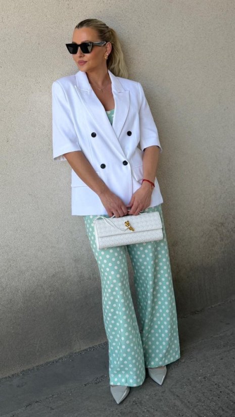 biele sako s krátkym rukávom a dvojradovým zapínaním v elegantnom outfite
