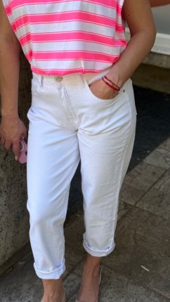 biele mom fit rifle s vyšším pásom v sviežom letnom outfite biele mom fit rifle s vyšším pásom v sviežom letnom outfite