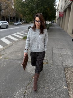 Bledošedý sveter s jemným lemom z mäkkého materiálu, elegantný ženský štýl. Bledošedý sveter s jemným lemom z mäkkého materiálu, elegantný ženský štýl.