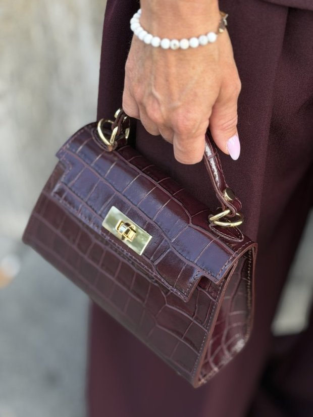 Dámska burgundy mini kožená kabelka Ambra s croco textúrou a zlatým zapínaním