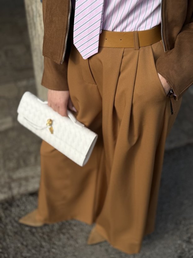 Biela kožená listová kabelka s prepletanou textúrou a elegantným zlatým zapínaním