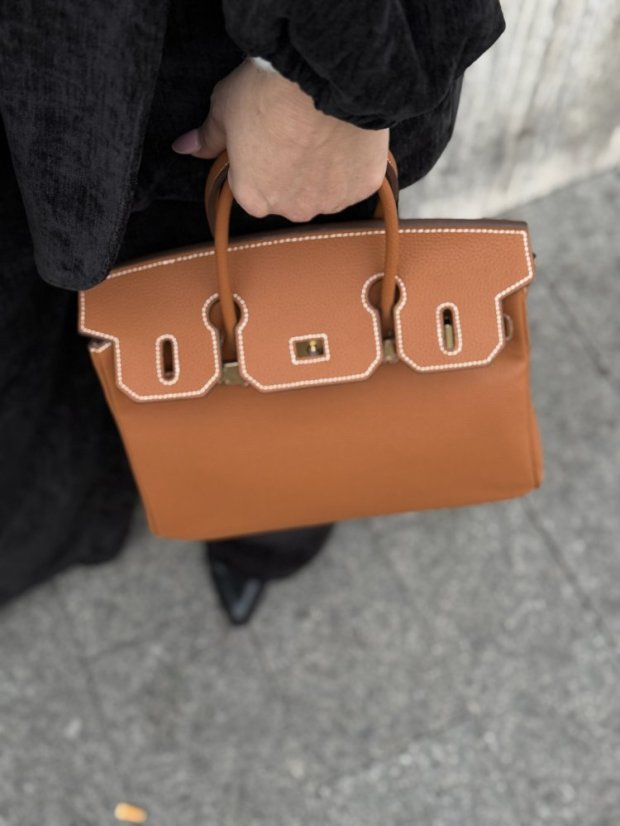 hnedá kožená kabelka s krátkymi rúčkami a zlatým zapínaním v elegantnom štýle