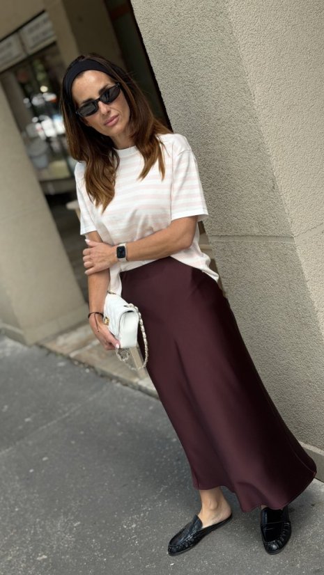 Bordová saténová midi sukňa Imperial v A-strihu, elegantná lesklá sukňa pre ženský look