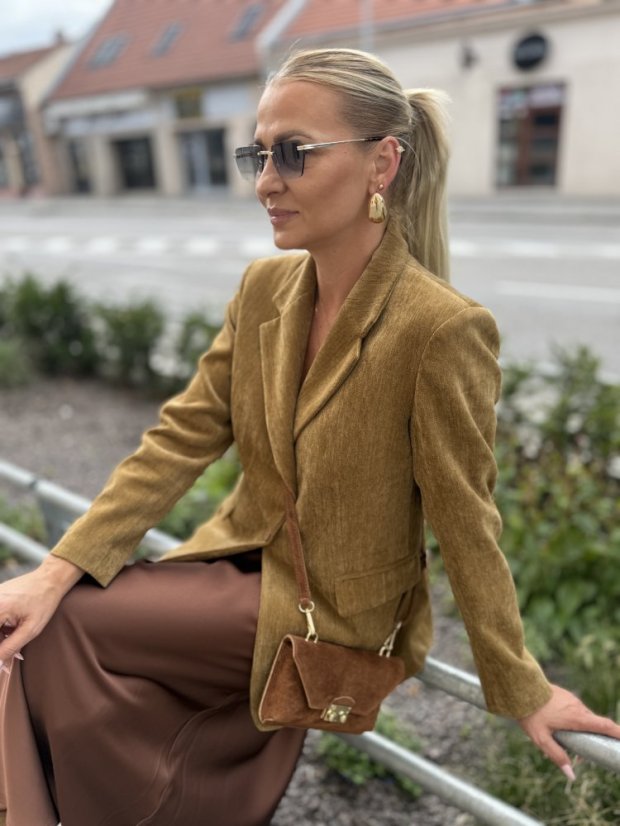 Mančestrové sako v camel odtieni – elegantný jesenný kúsok s vintage nádychom
