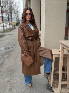 Hnedý prechodný trenčkot s viazaním v páse v elegantnom mestskom štýle Hnedý prechodný trenčkot s viazaním v páse v elegantnom mestskom štýle