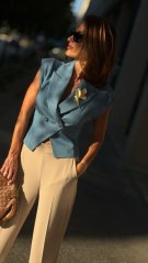 Dámska denimovo modrá vesta Imperial Azzuro zo 100 % lyocelu s výraznými klopami a zapínaním na gombíky Dámska denimovo modrá vesta Imperial Azzuro zo 100 % lyocelu s výraznými klopami a zapínaním na gombíky