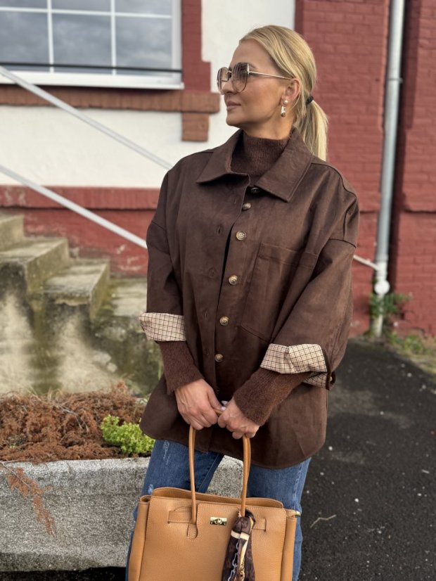 Hnedá košeľová bunda z brúsenej kože s károvanou podšívkou – elegantný casual štýl