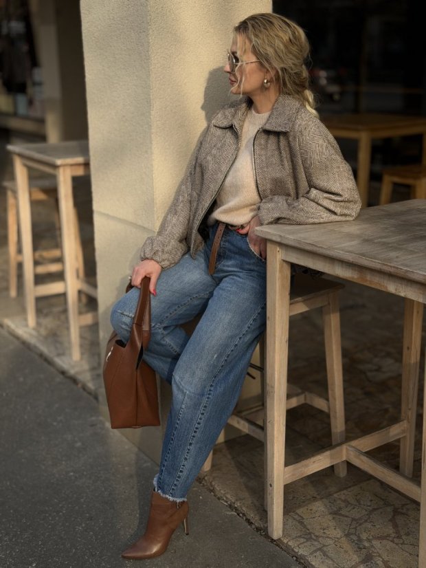 Šedá bunda so vzorom rybej kosti a zapínaním na zips, elegantný jesenný outfit s rolákom a koženými nohavicami