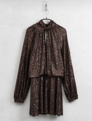 Flitrované hnedé šaty s jemným leskom a viazaním pri krku na večerné outfity.