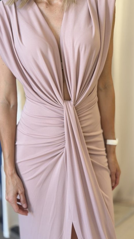 Púdrové elegantné šaty s drapovaním, zlatým detailom a rozparkom