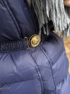 tmavomodrá dlhá zimná bunda s opaskom a prešívanou štruktúrou v talianskom štýle tmavomodrá dlhá zimná bunda s opaskom a prešívanou štruktúrou v talianskom štýle