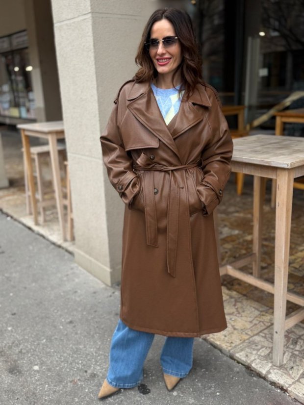 Hnedý prechodný trenchcoat s viazaním v páse v elegantnom mestskom štýle